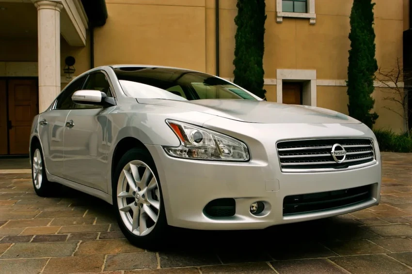 Top-7-mau-sedan-cu-toc-do-nhanh-voi-gia-ca-phai-chang-Nissan Maxima 2009 .jpg