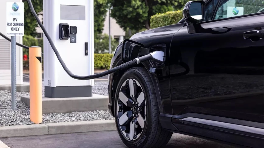 Hai-thuong-hieu-cong-bo-hop-tac-voi-mạng-sac-EVgo-va- Electrify America.jpg