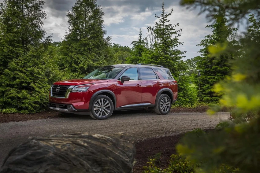 Top-4-mau-SUV-nhieu-cong-nghe-duoc-khach-hang-ua-chuong-Nissan Pathfinder .jpg