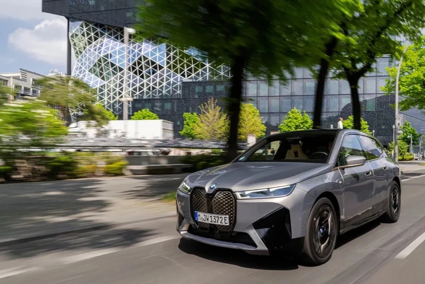 Top -3 -chiec- SUV -dien- 2023- co- pham -vi -lai- xe -dai-nhat-BMW iX.jpg