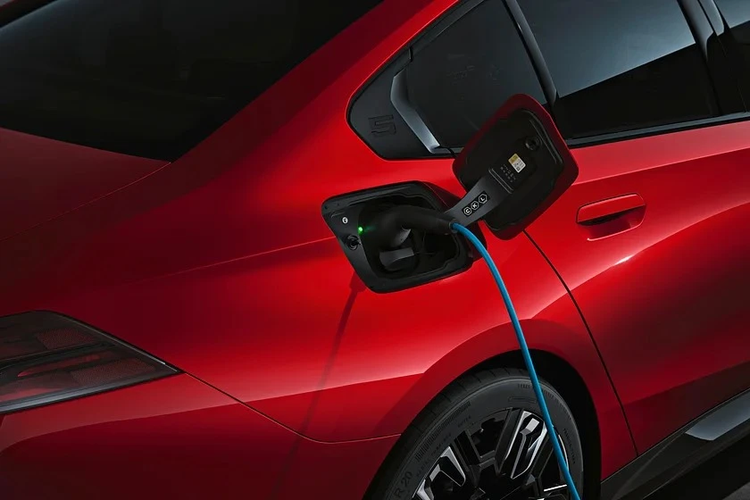 BMW-se-tra-lai-tien-cho-chu-so-huu-de-sac-xe-dien- trong-trong-gio-thap-diem.jpg