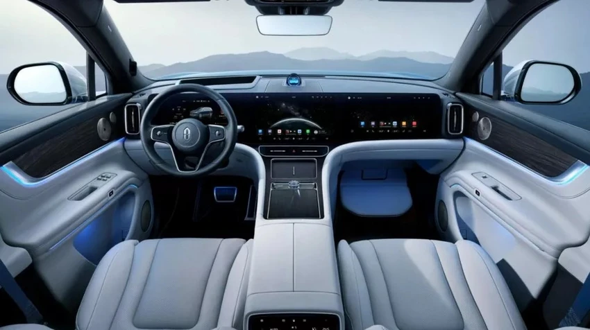 Ô tô điện SUV với nhiều màn hình và máy chiếu phim.jpg