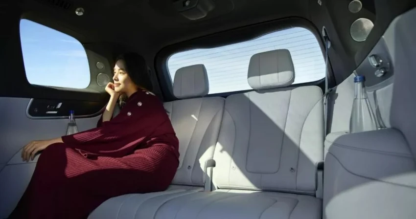 Ô tô điện SUV với nhiều màn hình và máy chiếu phim.jpg