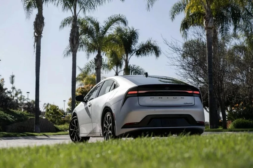 Khoảng 211.000 xe Toyota Prius trên toàn thế giới cửa sau có thể tự mở khi lái xe.jpg