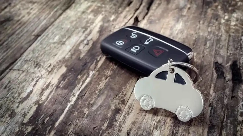 Cách khởi động xe ô tô nếu pin chìa khóa hết.jpg