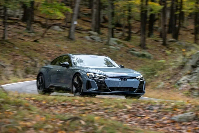 Hơn 6.000 xe Audi e-tron GT có bộ pin có thể bị đoản mạch và bắt lửa.jpg