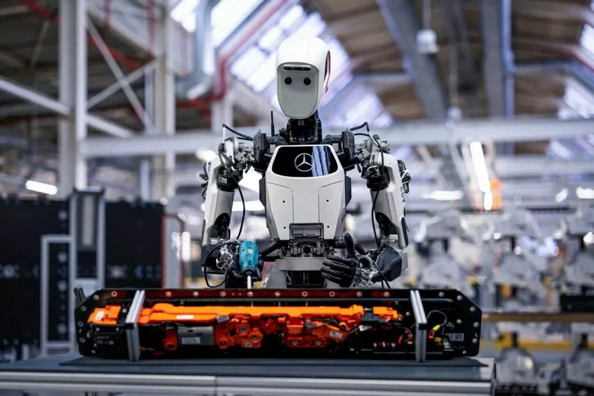 Mercedes đưa robot hình người vào làm việc tại nhà máy sản xuất ở Berlin.jpg