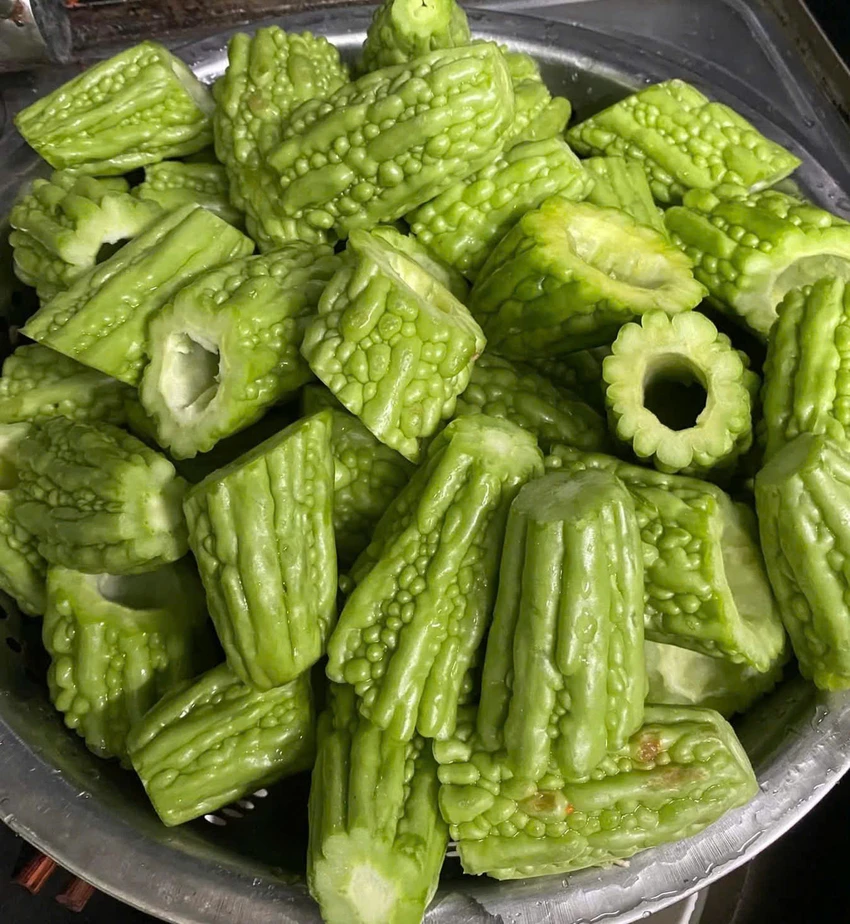 5 mẹo giảm bớt vị đắng cho món mướp đắng.jpg