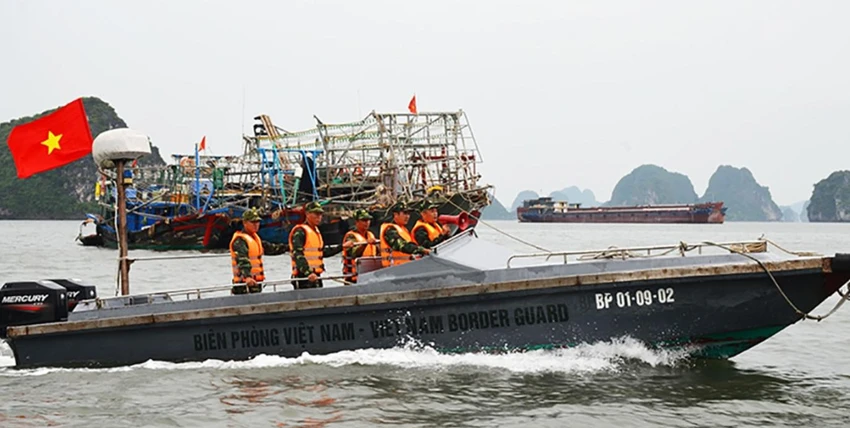 Bộ đội Biên phòng tỉnh Quảng Ninh kêu gọi tàu thuyền vào nơi tránh trú an toàn. Ảnh CTV Bộ đội Biên phòng tỉnh Quảng Ninh kêu gọi tàu thuyền vào nơi tránh trú an toàn. Ảnh CTV
