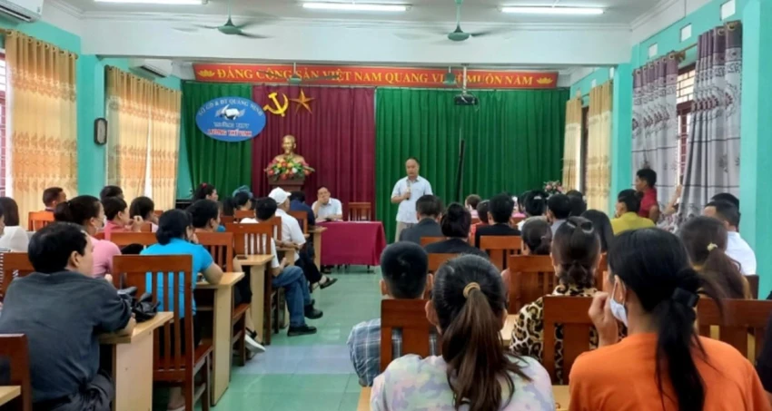 Đại diện UBND TP Cẩm Phả, Phòng GD&ĐT và Ban Giám hiệu Trường THPT Lương Thế Vinh đối thoại với phụ huynh học sinh bị trả hồ sơ. Ảnh: CTV Đại diện UBND TP Cẩm Phả, Phòng GD&ĐT và Ban Giám hiệu Trường THPT Lương Thế Vinh đối thoại với phụ huynh học sinh bị trả hồ sơ. Ảnh: CTV
