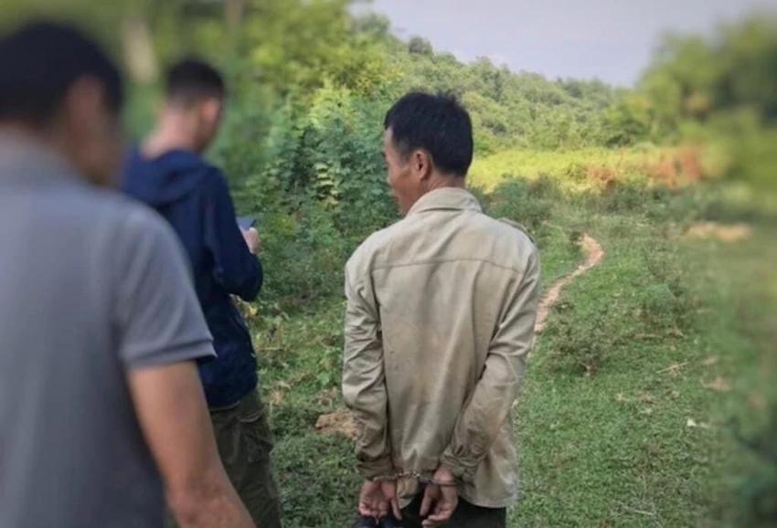 Công an và người dân bắt giữ Lương Văn Thiết khi đang trốn trên rừng. Ảnh CACC Công an và người dân bắt giữ Lương Văn Thiết khi đang trốn trên rừng. Ảnh CACC
