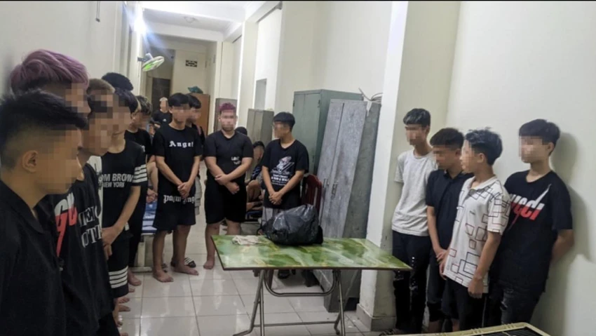 Nhóm lái xe mô tô tốc độ cao mang theo vũ khí là giáo, kiếm, chai thủy tinh. Ảnh CTV Nhóm lái xe mô tô tốc độ cao mang theo vũ khí là giáo, kiếm, chai thủy tinh. Ảnh CTV