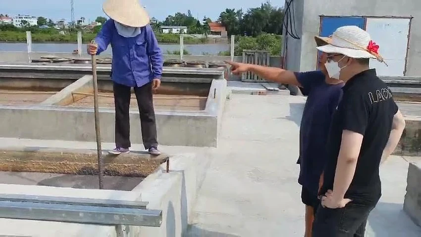 Người làm nước mắm phải có nhiều kinh nghiệm và cả sự khéo léo, tài hoa, cẩn thận trong mọi công đoạn. Ảnh: LÊ ĐỒNG Người làm nước mắm phải có nhiều kinh nghiệm và cả sự khéo léo, tài hoa, cẩn thận trong mọi công đoạn. Ảnh: LÊ ĐỒNG