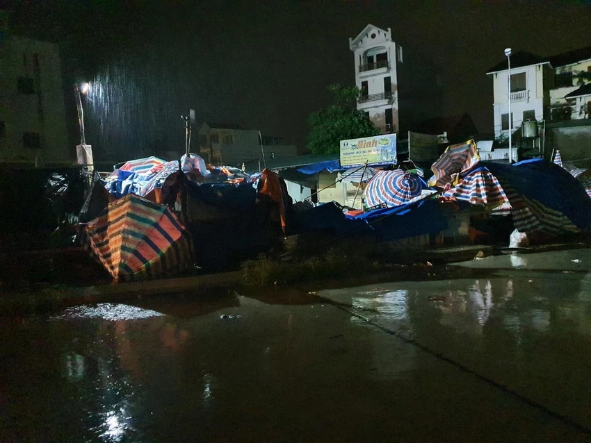 Khu vực chợ 4, nhiều ki ốt bị gió thổi bay hệ thống bạt của các tiểu thương. Ảnh LÊ ĐỒNG Khu vực chợ 4, nhiều ki ốt bị gió thổi bay hệ thống bạt của các tiểu thương. Ảnh LÊ ĐỒNG