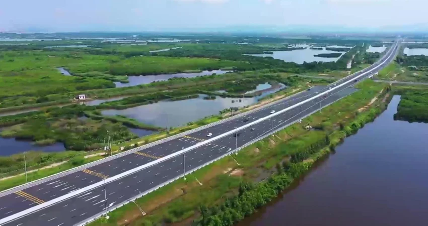 Toàn tuyến cao tốc của tỉnh Quảng Ninh sẻ có hai trạm dừng, nghỉ. Ảnh LÊ ĐỒNG Toàn tuyến cao tốc của tỉnh Quảng Ninh sẻ có hai trạm dừng, nghỉ. Ảnh LÊ ĐỒNG