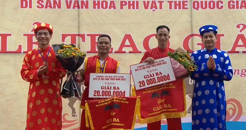 Ban tổ chức trao giải ba cho chủ trâu số 5 và chủ trâu số 7. Ảnh CTV Ban tổ chức trao giải ba cho chủ trâu số 5 và chủ trâu số 7. Ảnh CTV