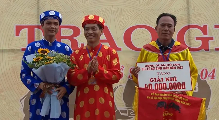 Ban tổ chức trao giải nhì cho chủ trâu số hai. Ảnh CTV Ban tổ chức trao giải nhì cho chủ trâu số hai. Ảnh CTV
