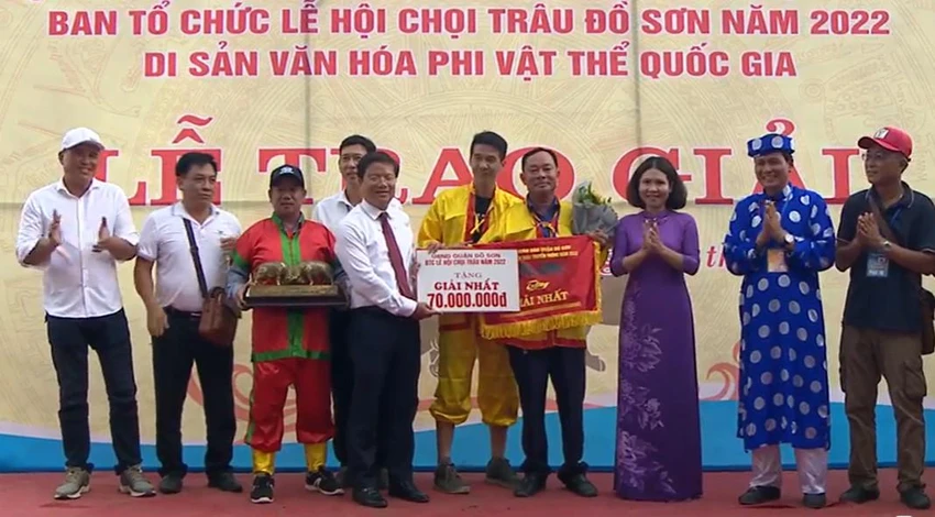 Ban tổ chức trao giải nhất cho chủ trâu số 8. Ảnh CTV Ban tổ chức trao giải nhất cho chủ trâu số 8. Ảnh CTV