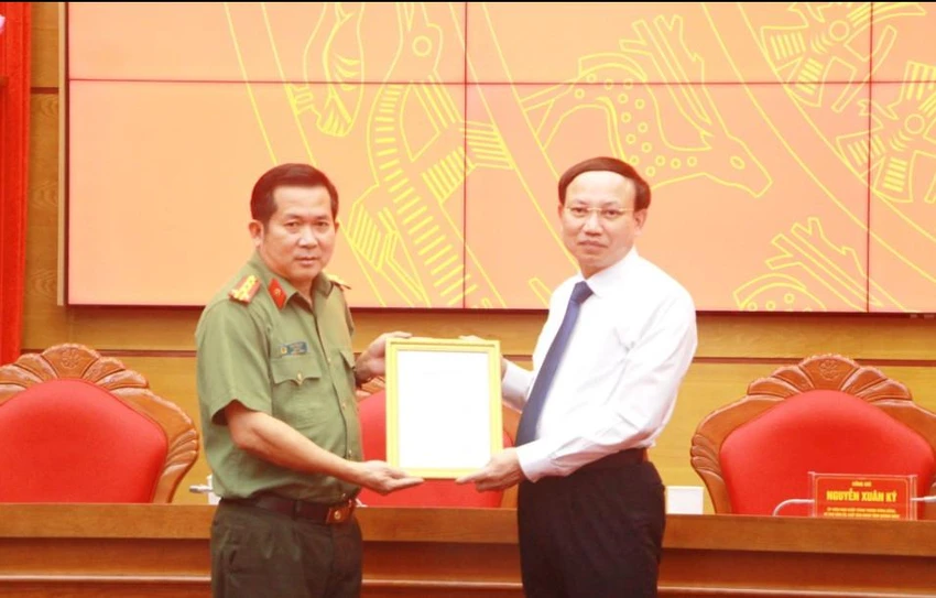 Ông Nguyễn Xuân Ký, Bí thư Tỉnh ủy, Chủ tịch HĐND tỉnh Quảng Ninh trao quyết định cho Đại tá Đinh Văn Nơi, Giám đốc Công an tỉnh Quảng Ninh. Ảnh: CTV Ông Nguyễn Xuân Ký, Bí thư Tỉnh ủy, Chủ tịch HĐND tỉnh Quảng Ninh trao quyết định cho Đại tá Đinh Văn Nơi, Giám đốc Công an tỉnh Quảng Ninh. Ảnh: CTV