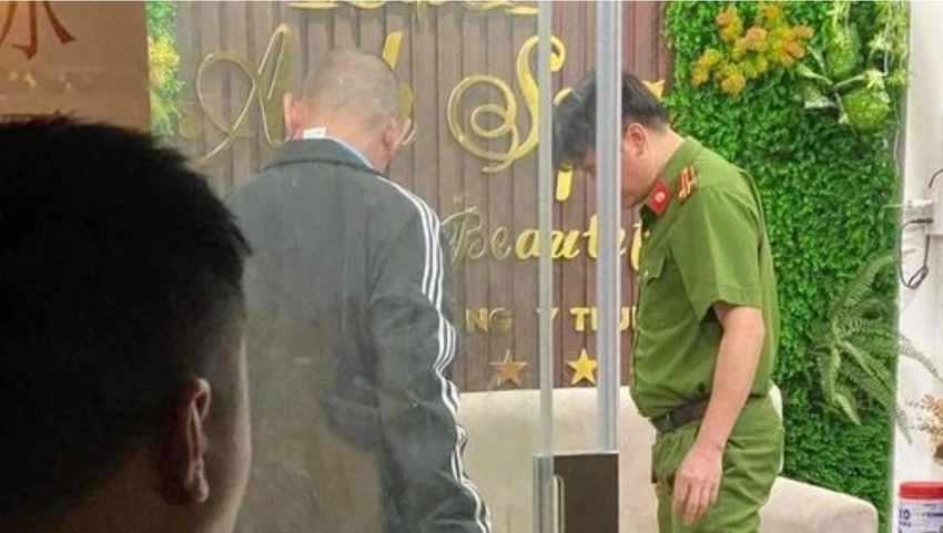 Công an có mặt tại hiện trường để điều tra vụ án mạng. Ảnh: CTV