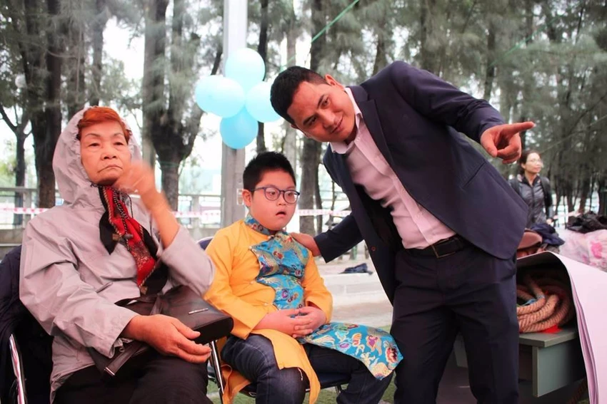 khuyến khích con mình là Đức Anh vào vui chơi với các bạn.