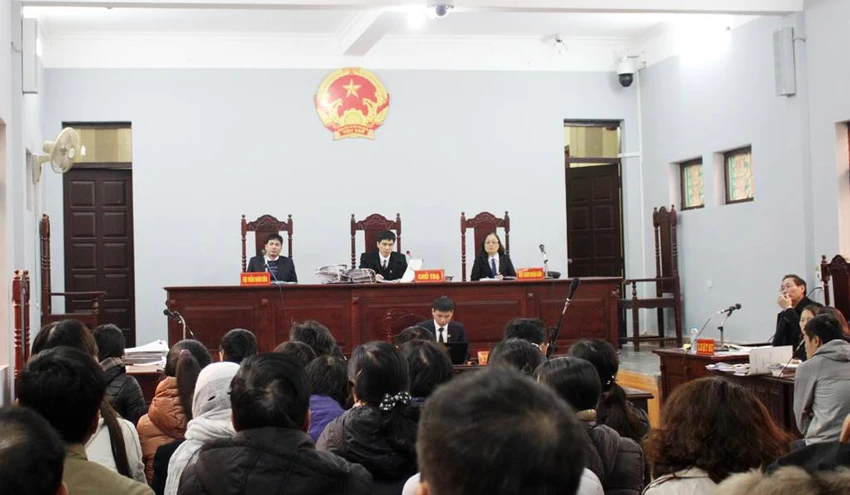 Kiểm sát viên bỏ ra ngoài, HĐXX... kêu vào