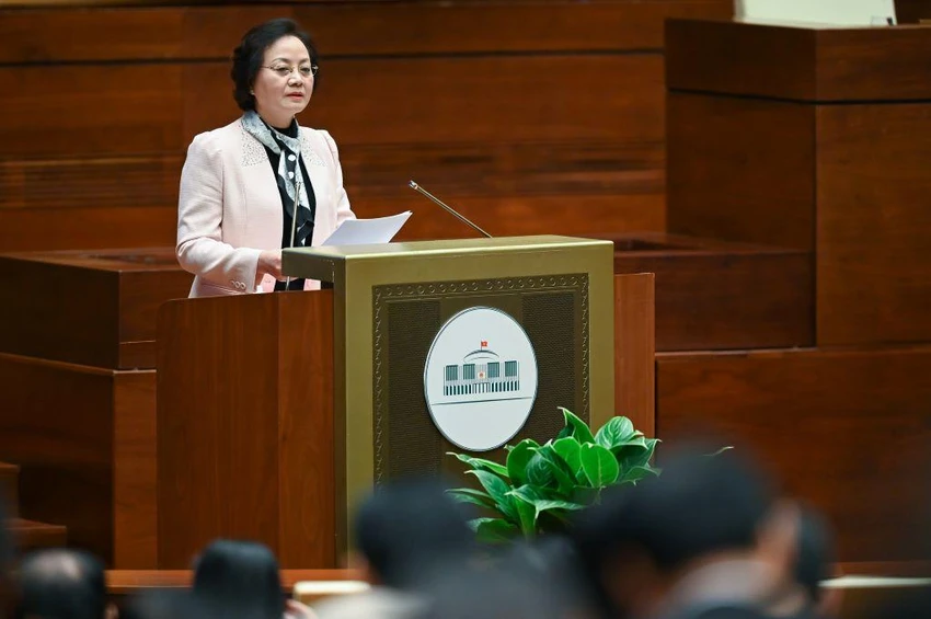Bộ trưởng Bộ Nội vụ Phạm Thị Thanh Trà trình bày tờ trình dự thảo Nghị quyết trước Quốc hội. Ảnh: Phạm Thắng