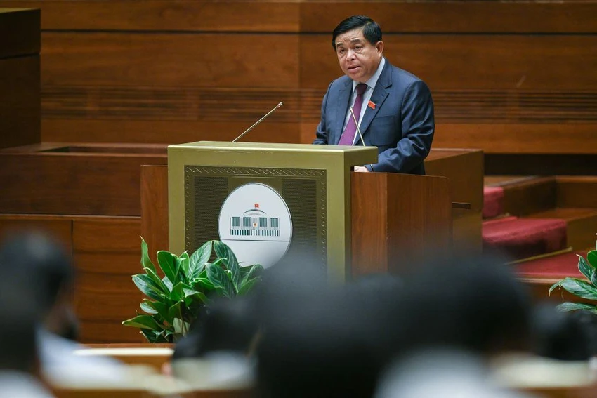 Bộ trưởng Nguyễn Chí Dũng trình bày tờ trình về dự luật Đấu thầu (sửa đổi). Ảnh: QH