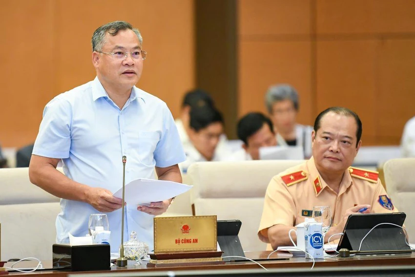 Thứ trưởng Bộ Công an Nguyễn Văn Long trình bày về dự thảo Nghị quyết thí điểm cấp quyền lựa chọn sử dụng biển số ô-tô thông qua đấu giá tại Ủy ban Thường vụ Quốc hội hồi giữa tháng 10-2022. Ảnh: QH Thứ trưởng Bộ Công an Nguyễn Văn Long trình bày về dự thảo Nghị quyết thí điểm cấp quyền lựa chọn sử dụng biển số ô-tô thông qua đấu giá tại Ủy ban Thường vụ Quốc hội hồi giữa tháng 10-2022. Ảnh: QH