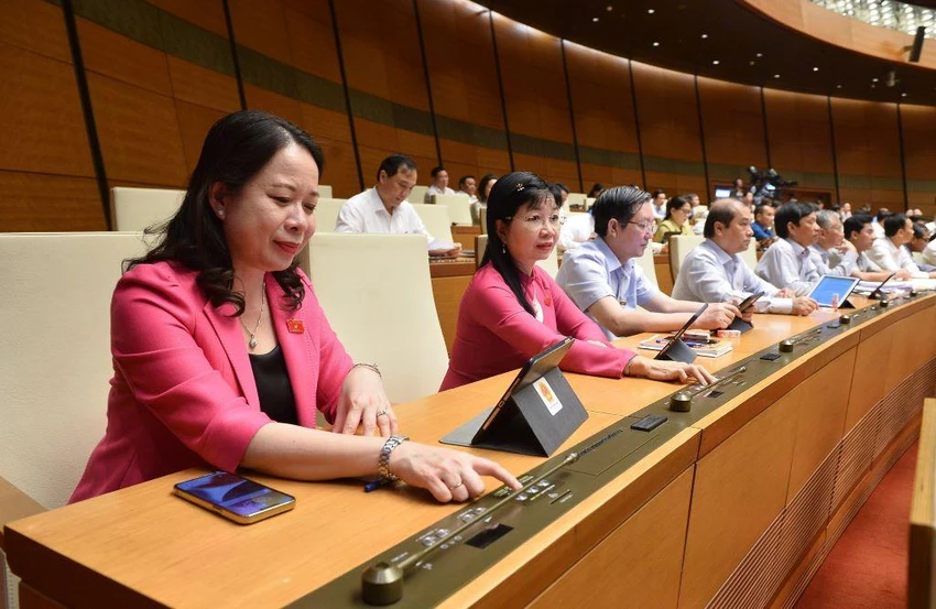 Phó Chủ tịch nước Võ Thị Anh Xuân, ĐBQH tỉnh An Giang cùng các ĐBQH khác bấm nút biểu quyết Luật thực hiện dân chủ ở cơ sở. Ảnh: QH Phó Chủ tịch nước Võ Thị Anh Xuân, ĐBQH tỉnh An Giang cùng các ĐBQH khác bấm nút biểu quyết Luật thực hiện dân chủ ở cơ sở. Ảnh: QH