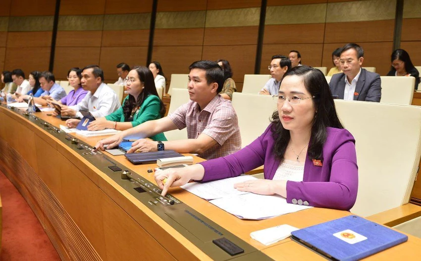 ĐBQH bấm nút thông qua Nghị quyết kinh tế - xã hội 2023. Ảnh: QH ĐBQH bấm nút thông qua Nghị quyết kinh tế - xã hội 2023. Ảnh: QH