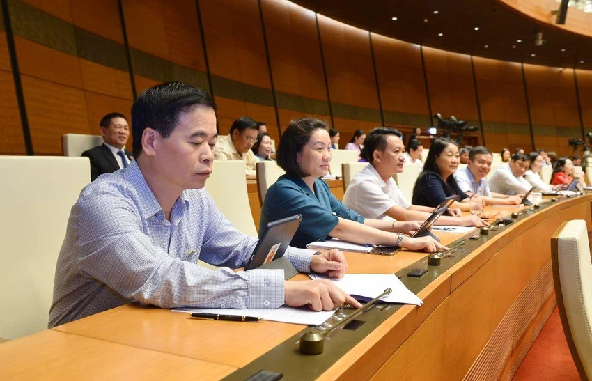 Đại biểu bấm nút thông qua Nghị quyết phân bổ ngân sách 2023. Ảnh: QH