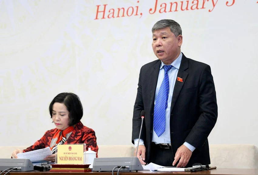 Phó Chủ nhiệm Ủy ban Xã hội Nguyễn Hoàng Mai trả lời về dự luật Khám bệnh, chữa bệnh (sửa đổi) tại họp báo chiều 3-1. Ảnh: ĐN