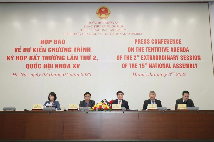 Tổng thư ký Quốc hội Bùi Văn Cường (giữa) chủ trì họp báo. Ảnh: QH Tổng thư ký Quốc hội Bùi Văn Cường (giữa) chủ trì họp báo. Ảnh: QH