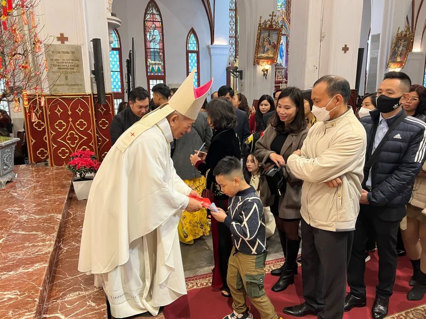 Với người Công giáo tại Việt Nam, từ già đến trẻ, việc được nhận lì xì từ các Đức Giám mục, linh mục là điều may mắn, là hồng ân mà ai cũng mong muốn lãnh nhận trong dịp tết này. Với người Công giáo tại Việt Nam, từ già đến trẻ, việc được nhận lì xì từ các Đức Giám mục, linh mục là điều may mắn, là hồng ân mà ai cũng mong muốn lãnh nhận trong dịp tết này.