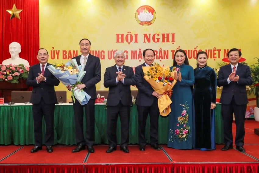 Ban Thường trực Ủy ban Trung ương Mặt trận Tổ quốc Việt Nam tặng hoa và chia tay các ông ông Lê Tiến Châu, Phùng Khánh Tài, những người được Bộ Chính trị, Ban Bí thư điều động công tác tại Hải Phòng, Phú Thọ. Ảnh: MTTQ Ban Thường trực Ủy ban Trung ương Mặt trận Tổ quốc Việt Nam tặng hoa và chia tay các ông ông Lê Tiến Châu, Phùng Khánh Tài, những người được Bộ Chính trị, Ban Bí thư điều động công tác tại Hải Phòng, Phú Thọ. Ảnh: MTTQ