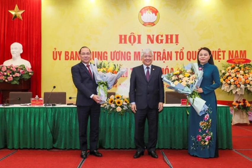 Chủ tịch Ủy ban Trung ương Mặt trận Tổ quốc Việt Nam Đỗ Văn Chiến (giữa) tặng hoa, chúc mừng hai Phó Chủ tịch mới của Mặt trận Tổ quốc. Ảnh: MTTQ Chủ tịch Ủy ban Trung ương Mặt trận Tổ quốc Việt Nam Đỗ Văn Chiến (giữa) tặng hoa, chúc mừng hai Phó Chủ tịch mới của Mặt trận Tổ quốc. Ảnh: MTTQ