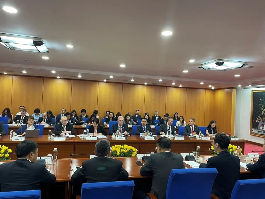 Hiện tại, Đoàn Doanh nghiệp Hoa Kỳ do nguyên Đại sứ Ted Osius dẫn đầu đang làm việc tại Bộ Tài chính. Ảnh: CTV Hiện tại, Đoàn Doanh nghiệp Hoa Kỳ do nguyên Đại sứ Ted Osius dẫn đầu đang làm việc tại Bộ Tài chính. Ảnh: CTV