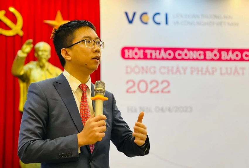 Ông Nguyễn Minh Đức, Ban Pháp chế VCCI trình bày báo cáo. Ảnh: CHÂN LUẬN Ông Nguyễn Minh Đức, Ban Pháp chế VCCI trình bày báo cáo. Ảnh: CHÂN LUẬN