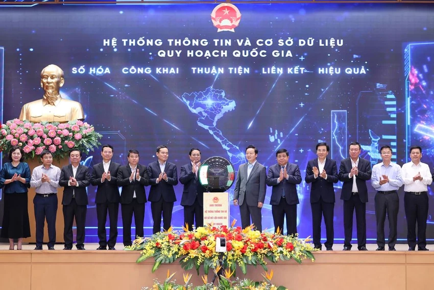 Thủ tướng và các đại biểu bấm nút khai trương cổng thông tin về quy hoạch quốc gia. Ảnh: VGP Thủ tướng và các đại biểu bấm nút khai trương cổng thông tin về quy hoạch quốc gia. Ảnh: VGP