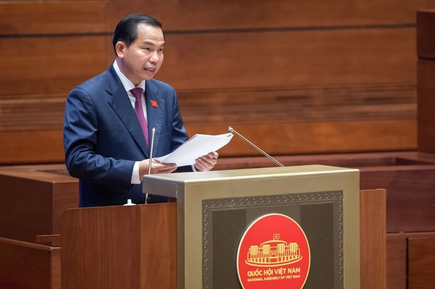 Chủ nhiệm Ủy ban Tài chính, Ngân sách Lê Quang Mạnh trình bày báo cáo thẩm tra. Ảnh: QH Chủ nhiệm Ủy ban Tài chính, Ngân sách Lê Quang Mạnh trình bày báo cáo thẩm tra. Ảnh: QH
