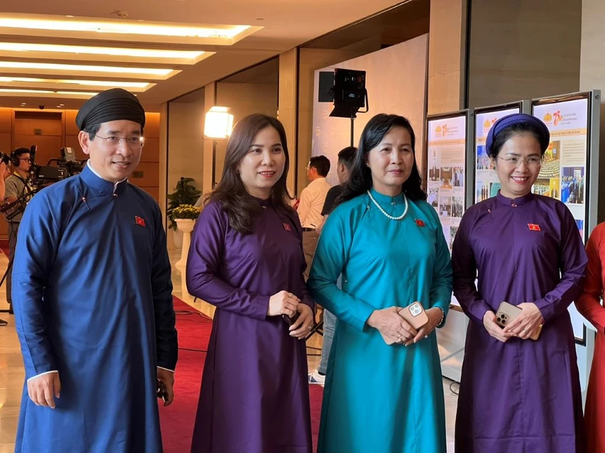 ĐB Cảnh và một số ĐB nữ mạc trang phục truyền thống ngày 27-5. Ảnh: C.L ĐB Cảnh và một số ĐB nữ mạc trang phục truyền thống ngày 27-5. Ảnh: C.L