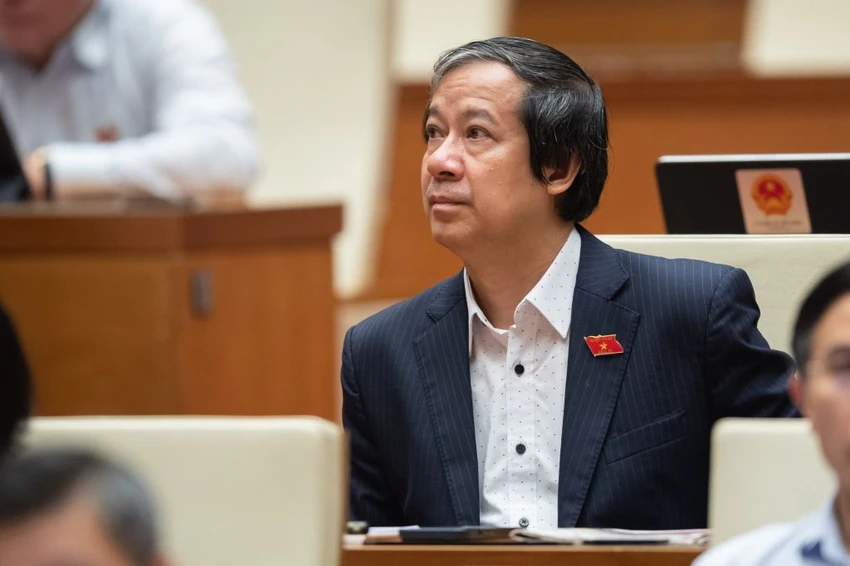 Bộ trưởng Bộ GD&ĐT Nguyễn Kim Sơn lắng nghe ý kiến ĐB Thúy. Ảnh: QH Bộ trưởng Bộ GD&ĐT Nguyễn Kim Sơn lắng nghe ý kiến ĐB Thúy