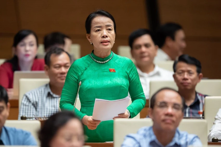 ĐB Nguyễn Thị Kim Thúy nêu vấn đề về chương trình GDPT và SGK tại Quốc hội. Ảnh: QH ĐB Nguyễn Thị Kim Thúy nêu vấn đề vè chương trình GDPT và SGK tại Quốc hội