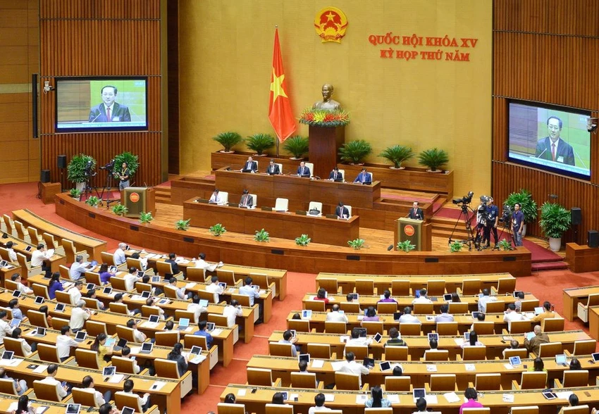 Bộ trưởng Huỳnh Thành Đạt báo cáo QH trước khi vào phiên chất vấn. Ảnh: QH Bộ trưởng Huỳnh Thành Đạt báo cáo QH trước khi vào phiên chất vấn. Ảnh: QH