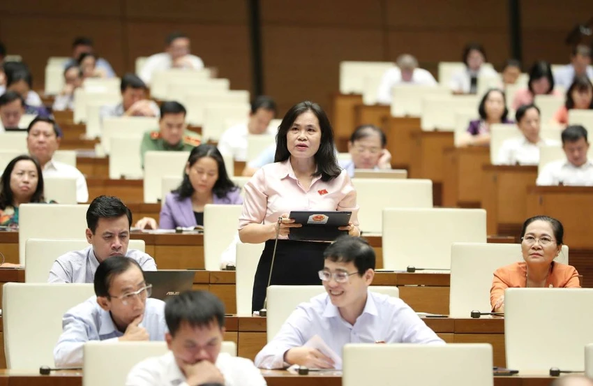 ĐB Nguyễn Thị Hồng Hạnh, Phó Giám đốc Sở Tư pháp TP HCM cho rằng việc đổi thẻ CCCD nhiều lần trong thời gian ngắn gây dư luận xã hội không tốt cho lập pháp và quản lý. Ảnh: Q.PHÚC ĐB Nguyễn Thị Hồng Hạnh, Phó Giám đốc Sở Tư pháp TP HCM cho rằng việc đổi thẻ CCCD nhiều lần trong thời gian ngắn gây dư luận xã hội không tốt cho lập pháp và quản lý. Ảnh: Q.PHÚC