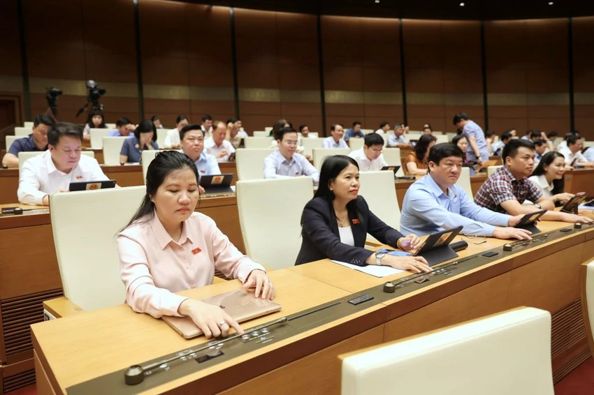 QH bấm nút thông qua Luật Đấu thầu (sửa đổi) sáng 23-6. Ảnh: PHẠM THẮNG