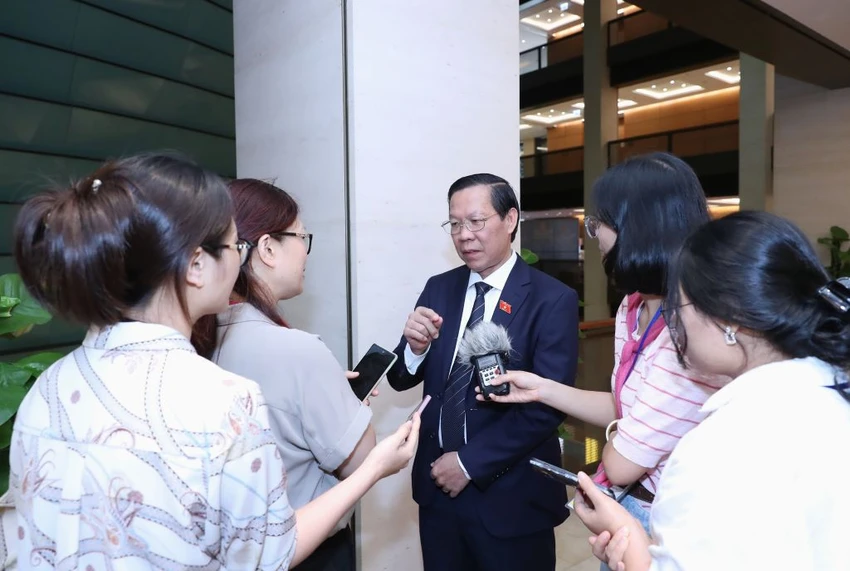 Chủ tịch UBND TP.HCM Phan Văn Mãi chia sẻ với báo chí sau khi QH thông qua Nghị quyết cho TP.HCM. Ảnh: P.THẮNG Chủ tịch UBND TP.HCM Phan Văn Mãi chia sẻ với báo chí sau khi QH thông qua Nghị quyết cho TP.HCM. Ảnh: P.THẮNG