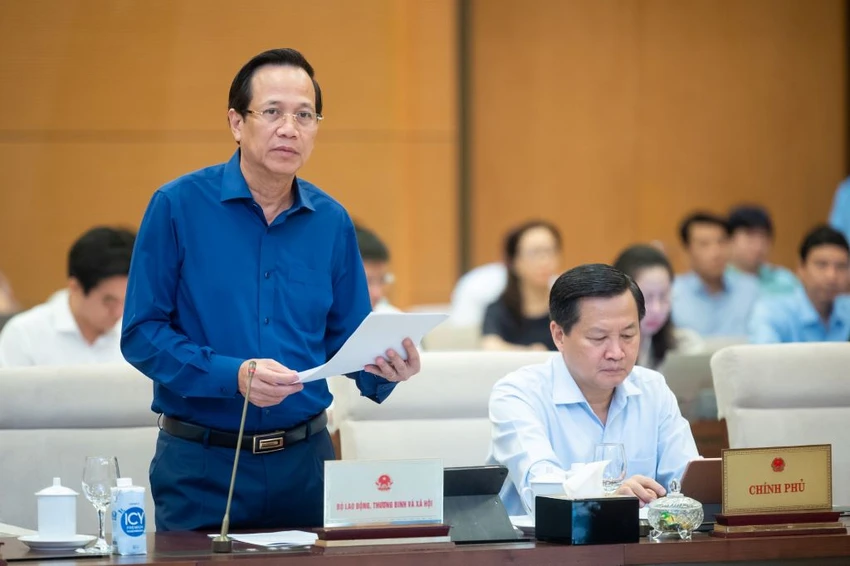Bộ trưởng Đào Ngọc Dung trình bày dự luật BHXH (sửa đổi). Ảnh: TOÀN NGUYỄN Bộ trưởng Đào Ngọc Dung trình bày dự luật BHXH (sửa đổi). Ảnh: TOÀN NGUYỄN