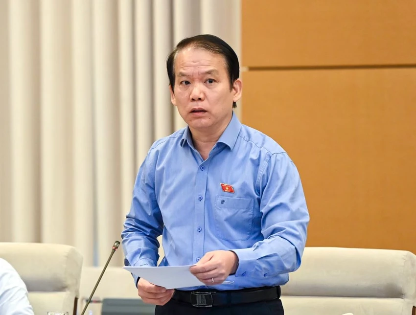 Chủ nhiệm Ủy ban Pháp luật Hoàng Thanh Tùng trình bày đề cương giám sát. Ảnh: TOÀN NGUYỄN Chủ nhiệm Ủy ban Pháp luật Hoàng Thanh Tùng trình bày đề cương giám sát. Ảnh: TOÀN NGUYỄN